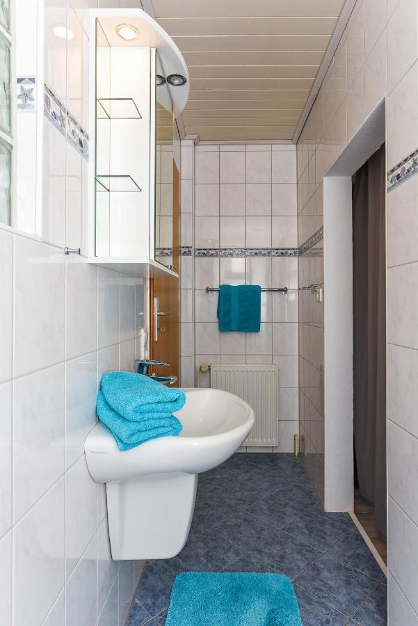 Ferienwohnungen Im Haus Waterkant Neuharlingersiel Esterno foto