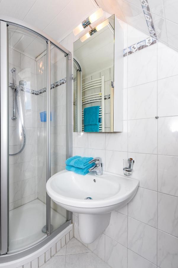 Ferienwohnungen Im Haus Waterkant Neuharlingersiel Esterno foto