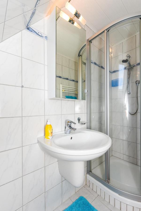 Ferienwohnungen Im Haus Waterkant Neuharlingersiel Esterno foto