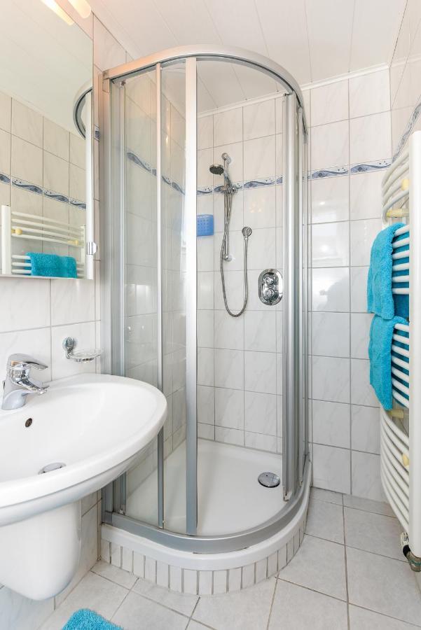Ferienwohnungen Im Haus Waterkant Neuharlingersiel Esterno foto